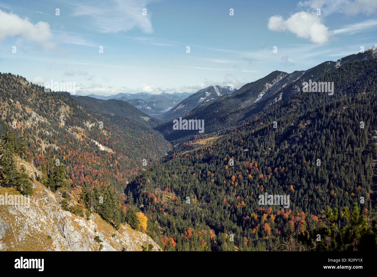 Vista del serbatoio Sylvenstein Lakaiensteig dal sentiero di montagna attraverso la valle di Fischbach Foto Stock