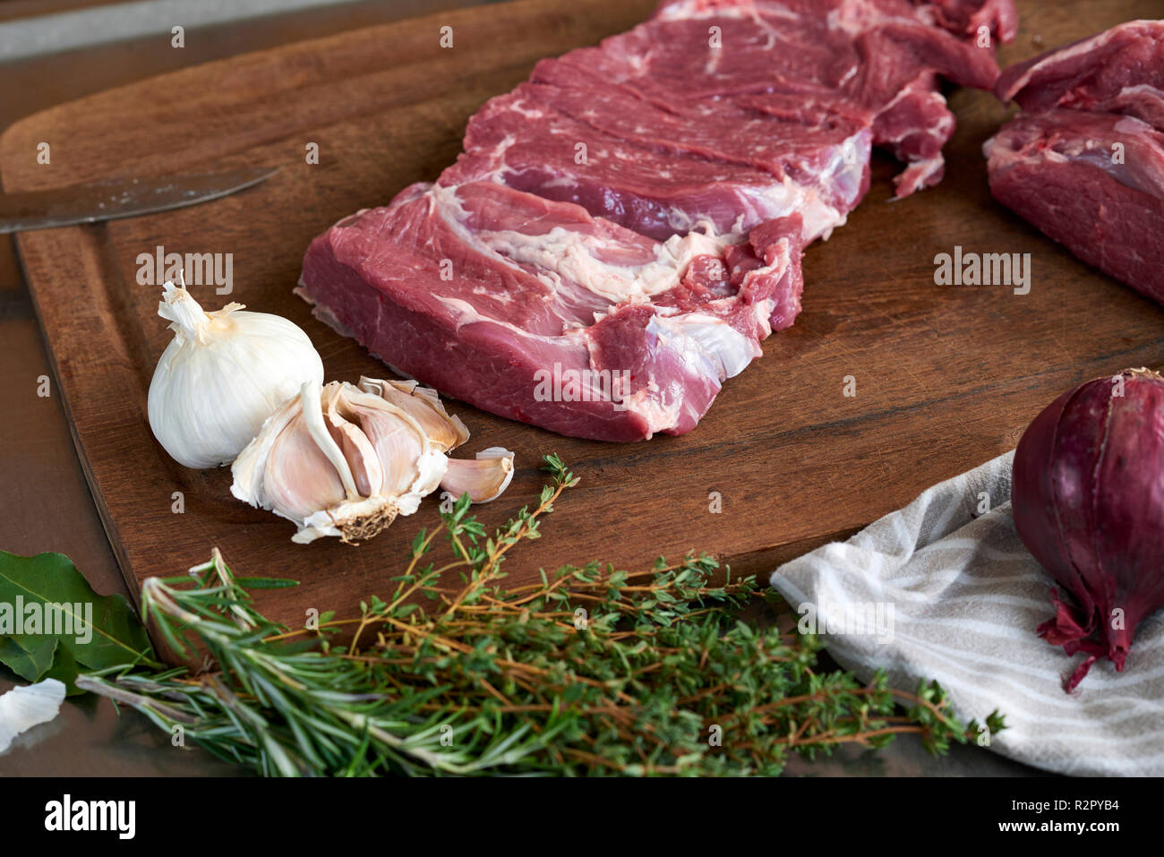 Serie di foto e passo-passo per la preparazione di una gamba di agnello riempito con erbe e verdure provenzale utilizzando un robot da cucina (Thermomix ® e Varoma ®), tagliare la gamba di agnello Foto Stock