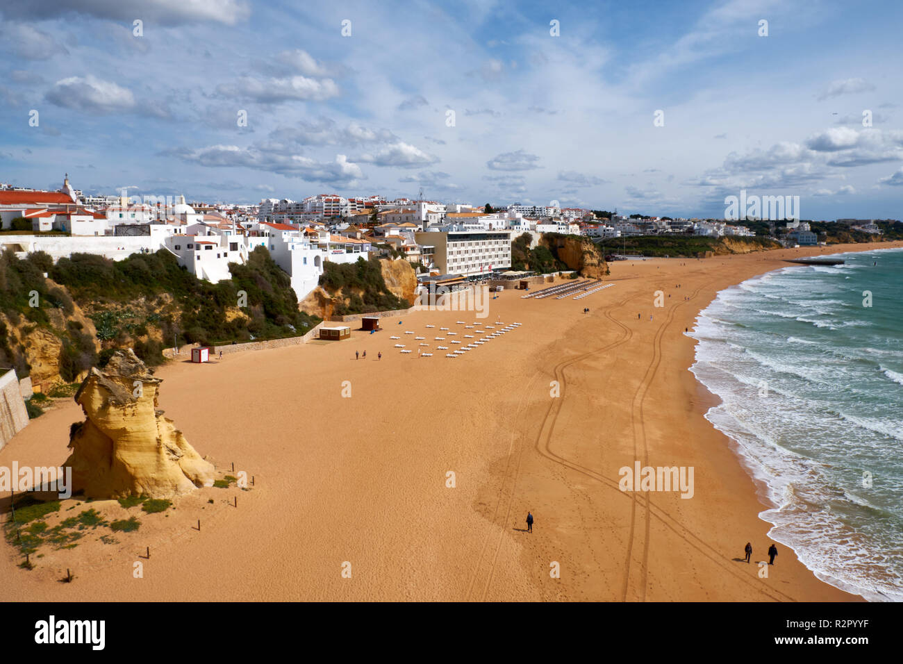 La spiaggia e la città vecchia di Albufeira, Oceano Atlantico, Algarve, distretto di Faro, Portogallo, Europa Foto Stock