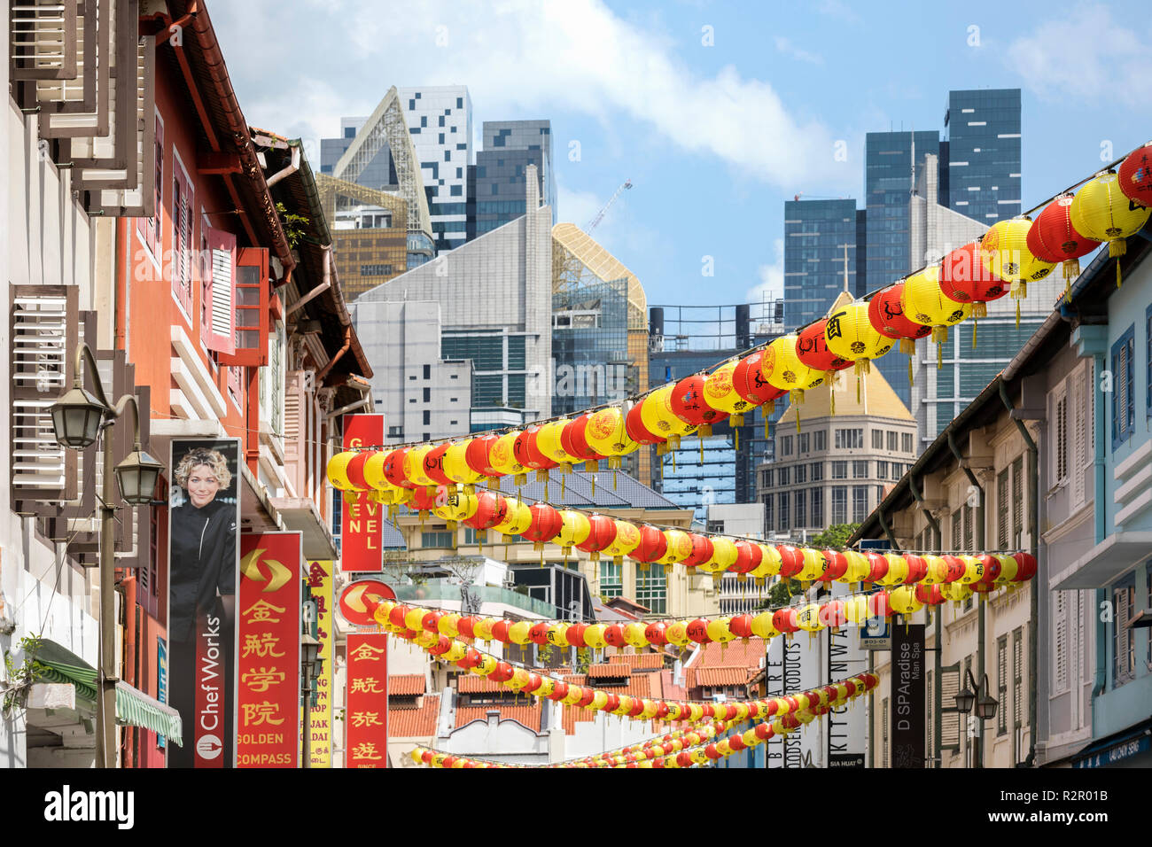 Singapore, Chinatown, la vista dei grattacieli da una corsia con gli edifici coloniali Foto Stock