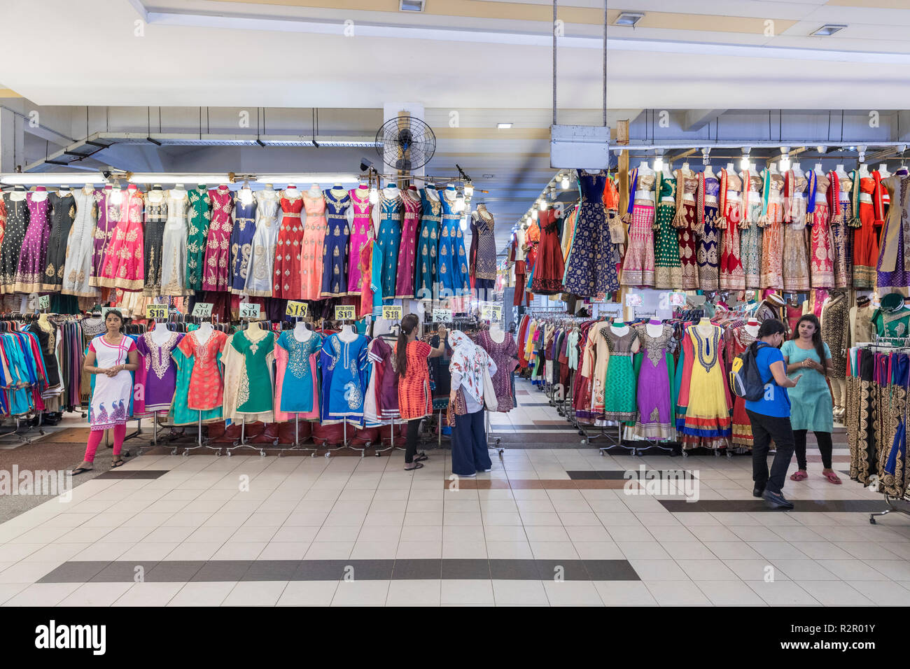 Singapore, Little India, il mercato di abbigliamento con i clienti e saleswomen Foto Stock