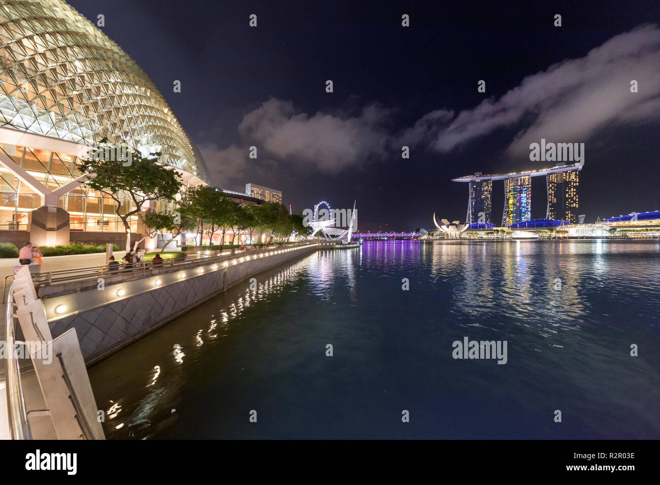 Singapore, Panorama, il fiume Singapore, alla passeggiata lungomare e l'Esplanade, i teatri sulla baia, Singapore Flyer, Helix Bridge e Marina Bay Sands Foto Stock