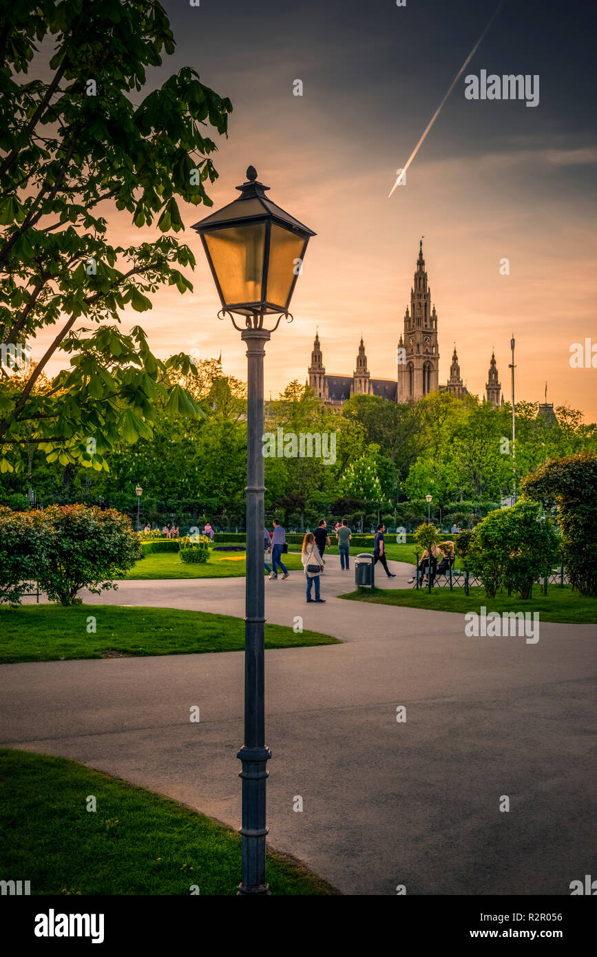 Europa Austria, Vienna Innere Stadt Distretto, centro citta', parco Volksgarten, Municipio Foto Stock