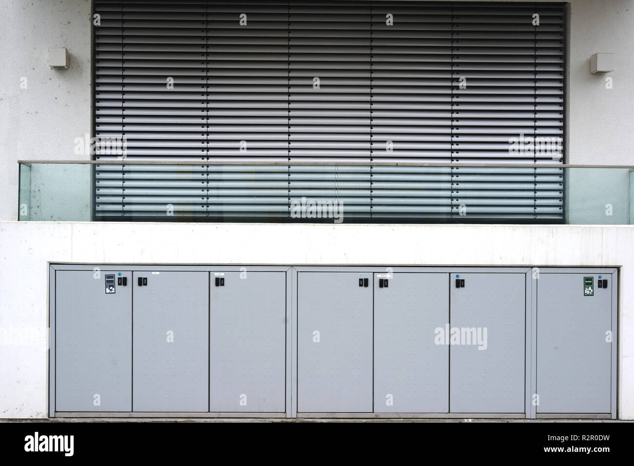 Appartamento nuovo e moderno balcone, facciata bianca e bloccabili stoccaggio rifiuti capannoni Foto Stock