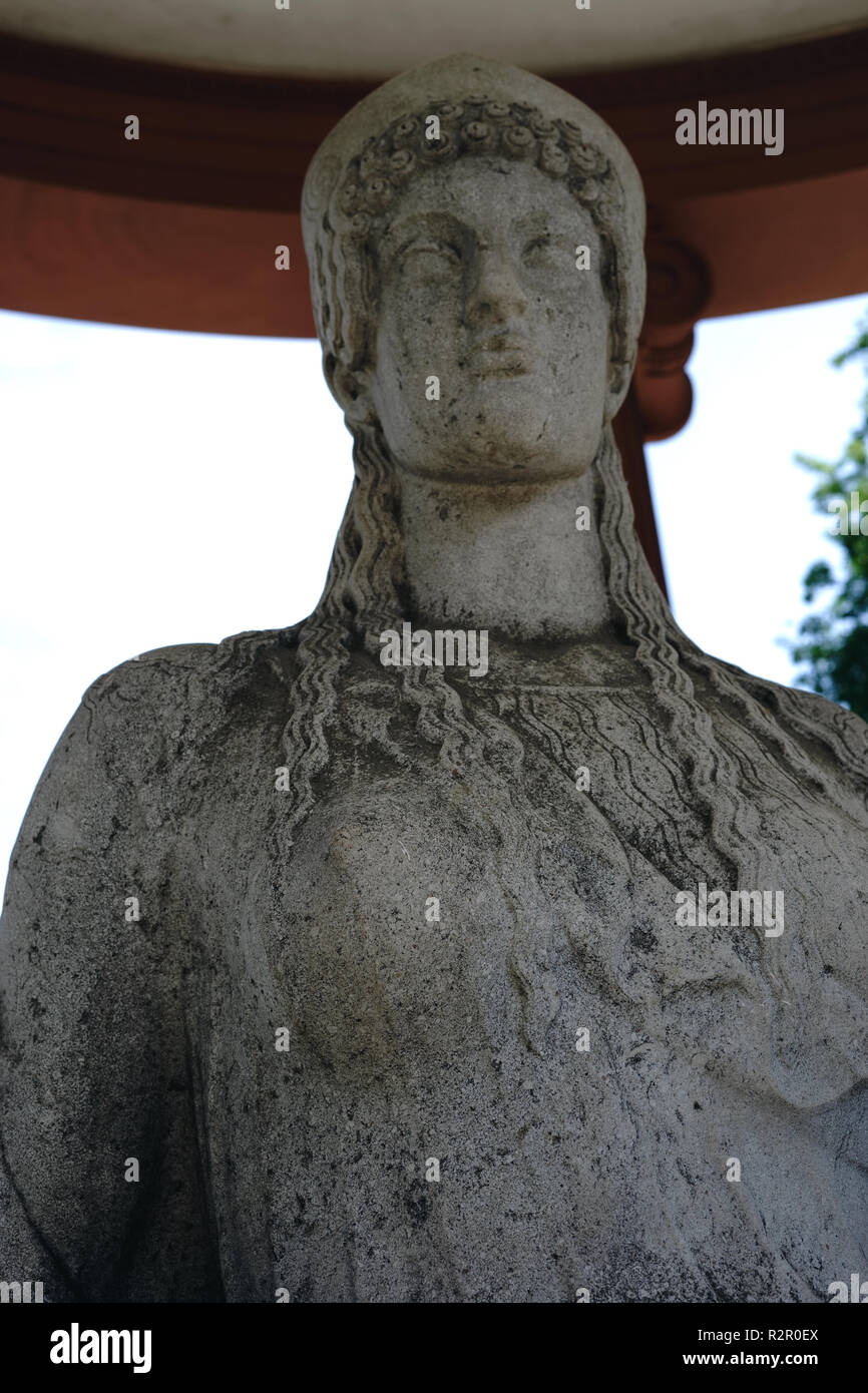 La scultura della Principessa Elisabetta, figlia del re inglese Giorgio III ed eponimo di Elisabethenbrunnen bene, i giardini del centro termale di Bad Homburg vor der Höhe Foto Stock