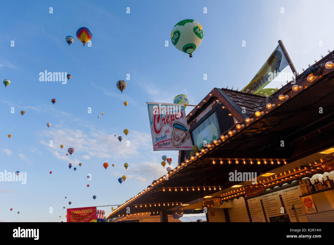 Hot Air Balloon Festival Warstein (che è il più grande in Europa), Warsteiner Internationale Montgolfiade, Warstein, Sauerland, Germania, Foto Stock