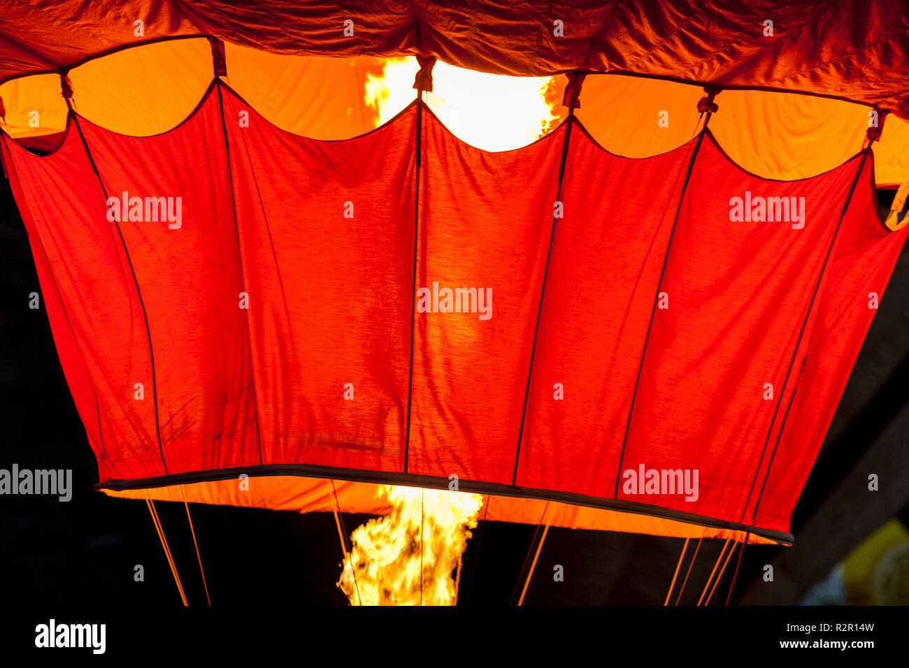 Notte di bagliore i palloni ad aria calda, aria calda Balloon Festival Warstein (che è il più grande in Europa), Warsteiner Internationale Montgolfiade, Warstein, Sauerland, Germania, Foto Stock