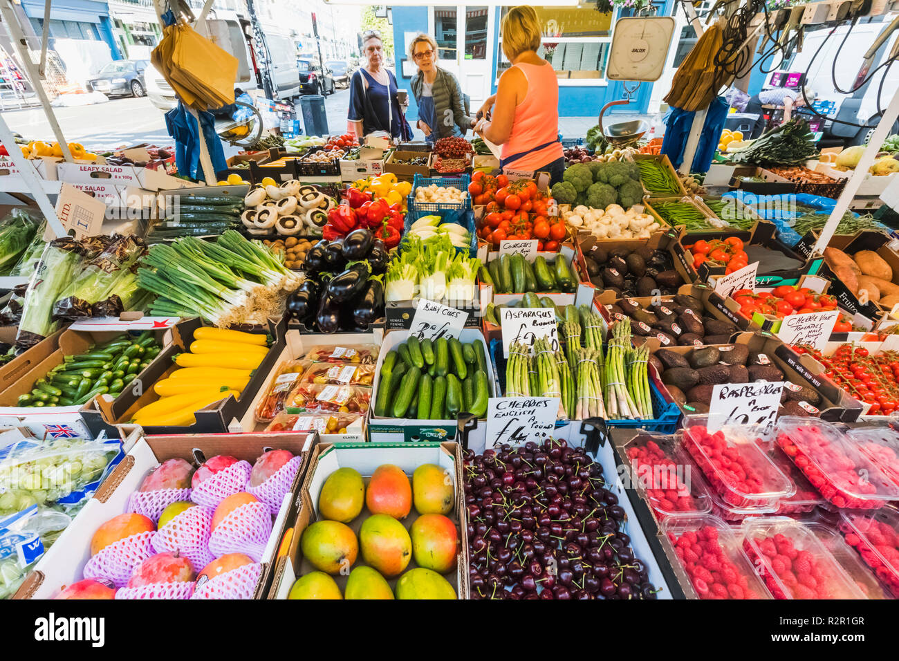 Esposizione bancarella di frutta e verdura immagini e fotografie stock ad  alta risoluzione - Alamy