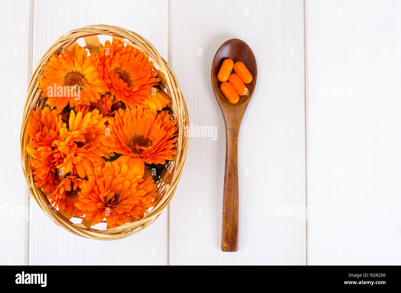 Preparazioni medicinali a base di erbe officinali. Fiori di calendula calendula. Foto Studio Foto Stock