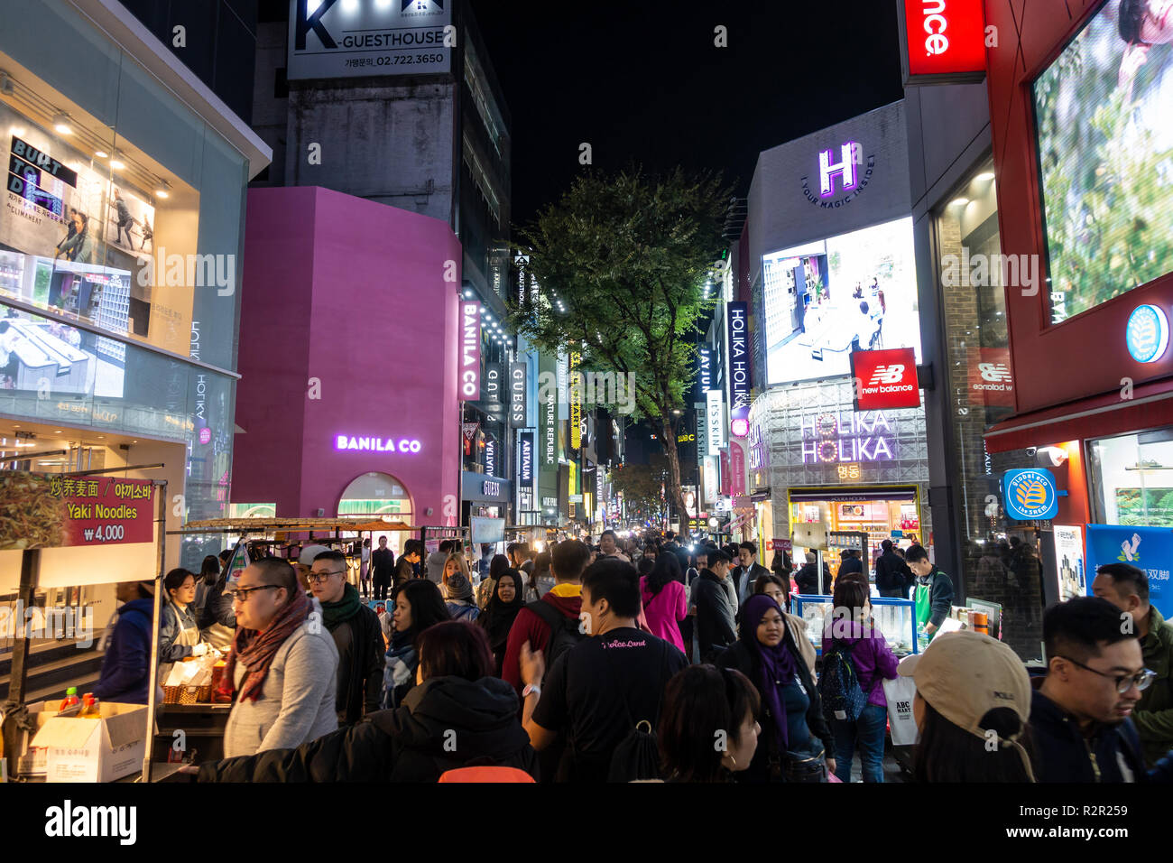 Strade di a Myeongdong a Seul, Corea del Sud occupato con acquirenti e turisti di notte. Le luci da negozi e insegne illumina la strada Foto Stock
