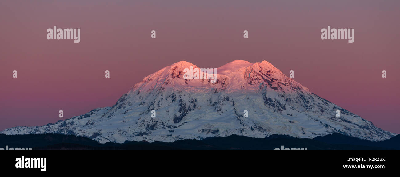 Mt Rainier sunset dando modo al blu ora, nello Stato di Washington Foto Stock