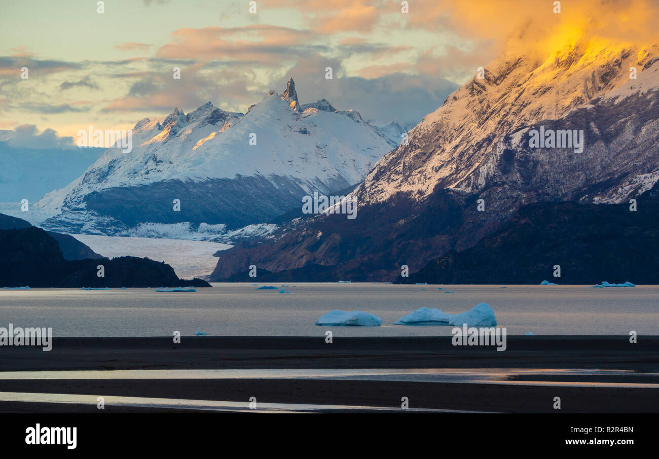 Ghiacciaio Grey Grigio e il lago al Parco Nazionale di Torres del Paine Foto Stock