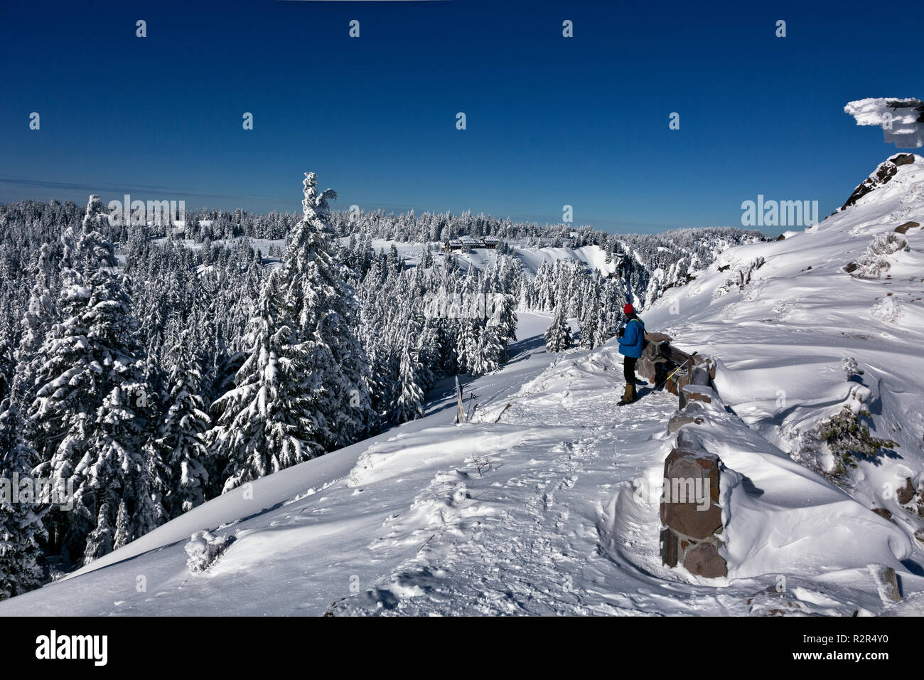 O02423-00...OREGON - Vista di Crater Lake Lodge dal Garfield Sentiero di picco su una soleggiata giornata invernale nel Parco nazionale di Crater Lake. Foto Stock
