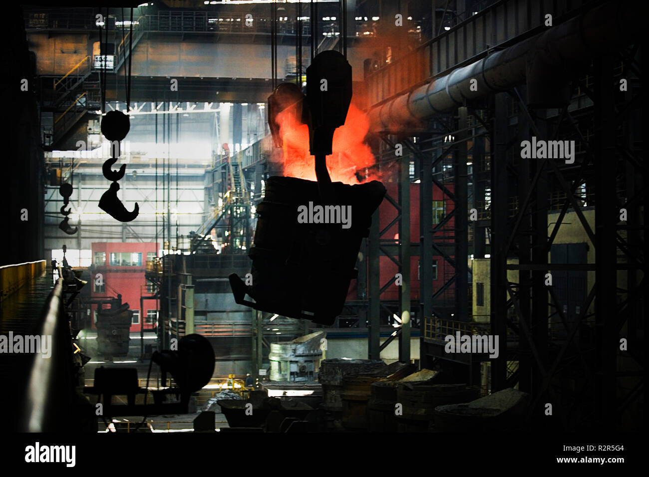Ganci appesi all'interno di una fabbrica. Foto Stock