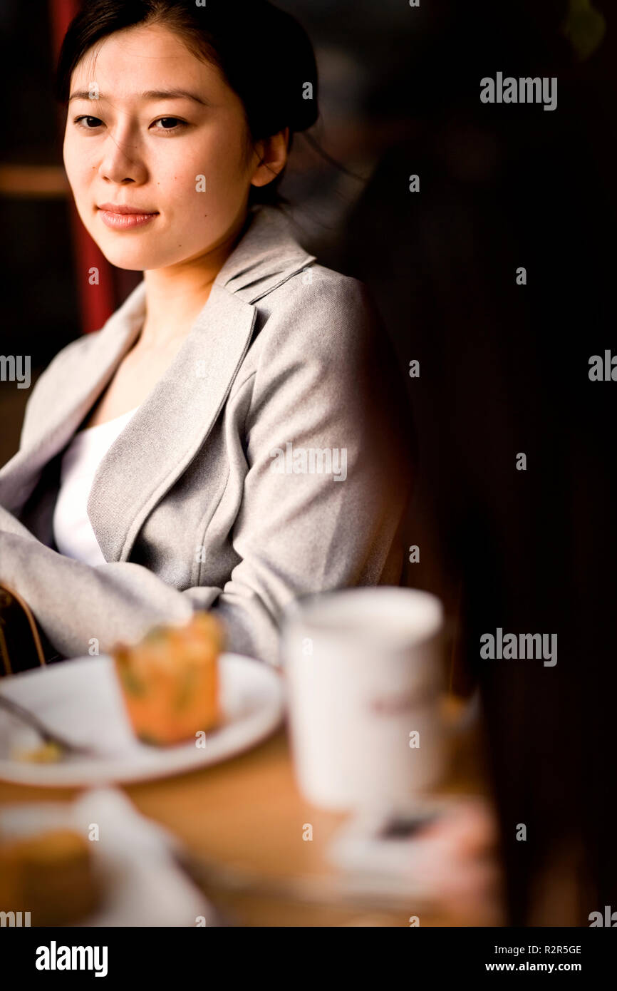 Giovane imprenditrice seduti ad un tavolo del bar. Foto Stock