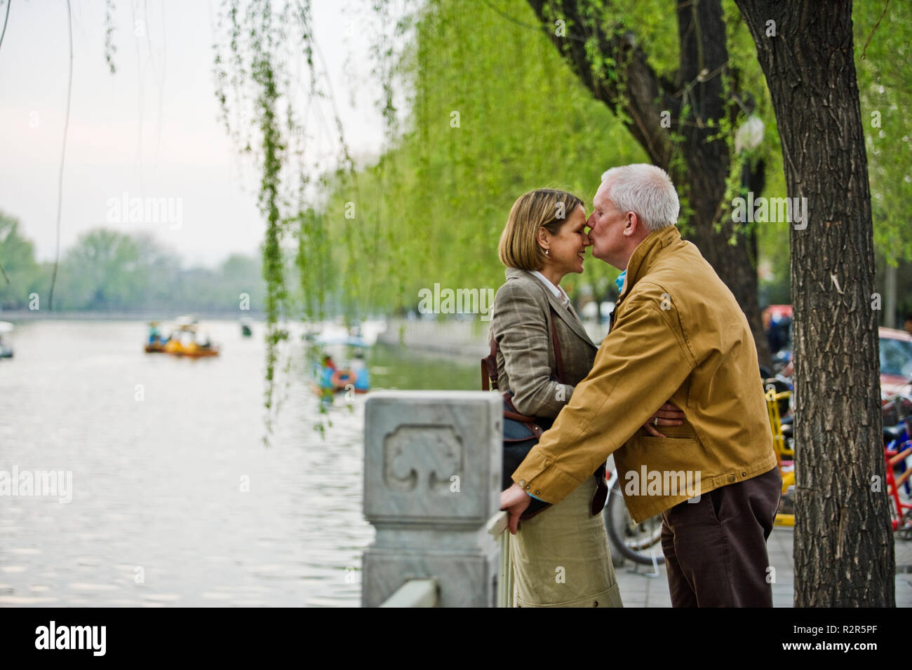 Felice coppia baciare. Foto Stock