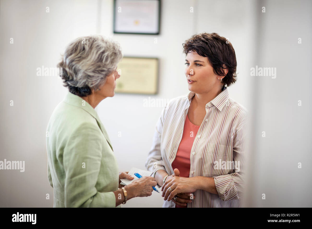 Le donne in chat sul posto di lavoro. Foto Stock