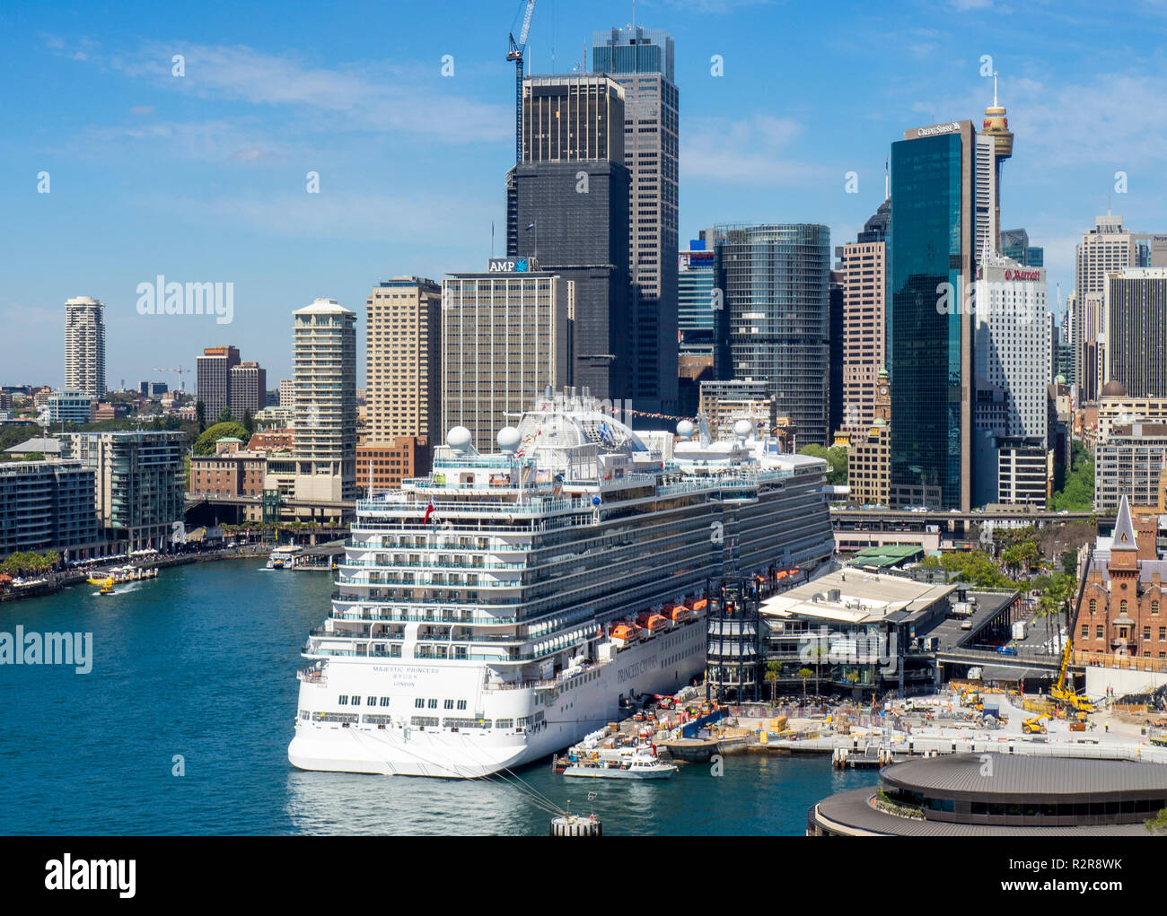 Royal class Majestic Princess nave da crociera attraccata al Circular Quay Sydney Harbour Sydney CBD skyline NSW Australia. Foto Stock