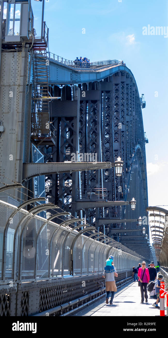 Piccolo gruppo di persone che salgono il Ponte del Porto di Sydney un popolare attività turistiche Sydney NSW Australia. Foto Stock