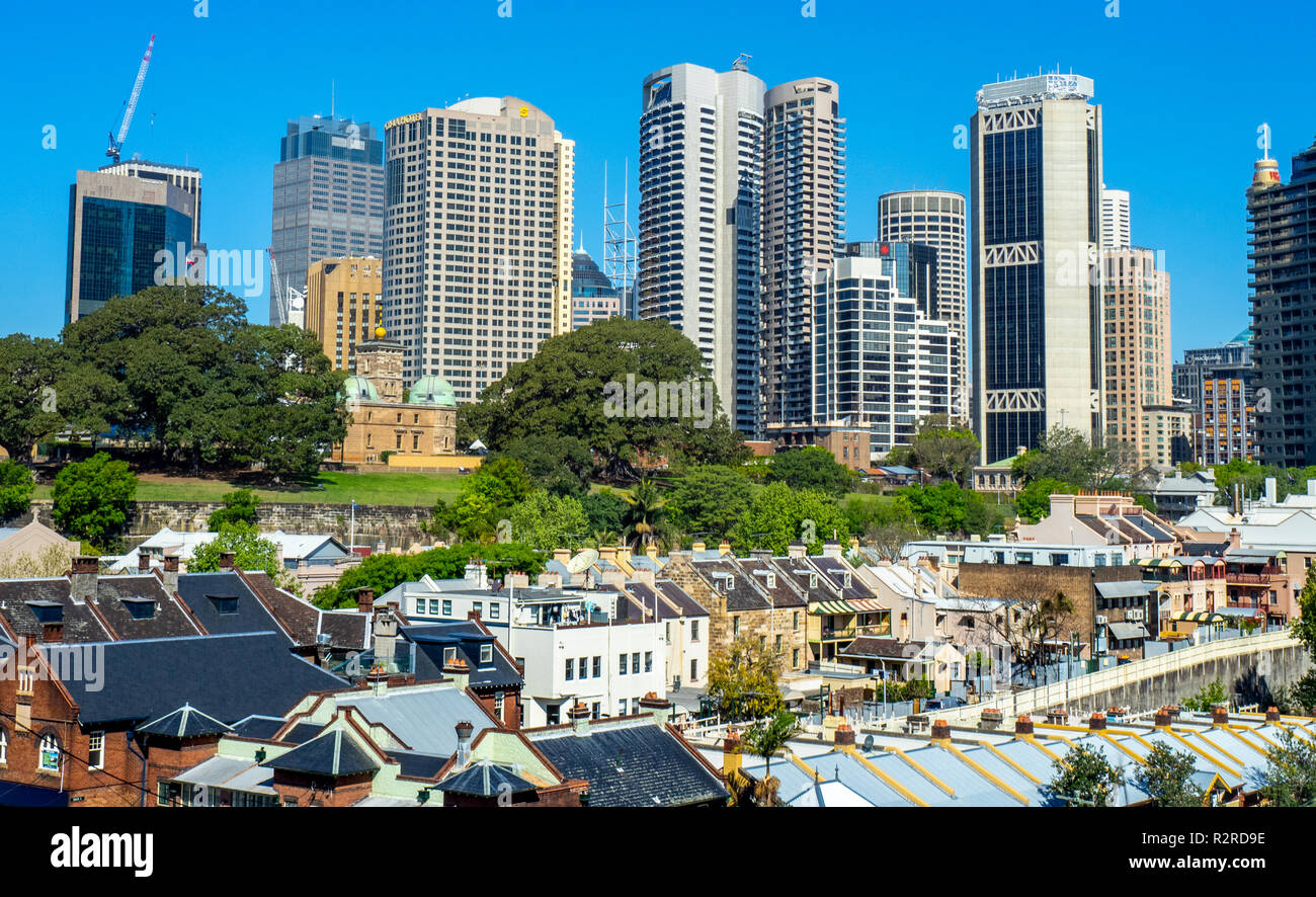 Fila di case a schiera a punto dei mugnai e torri di uffici di Sydney CBD skyline, NSW Australia. Foto Stock