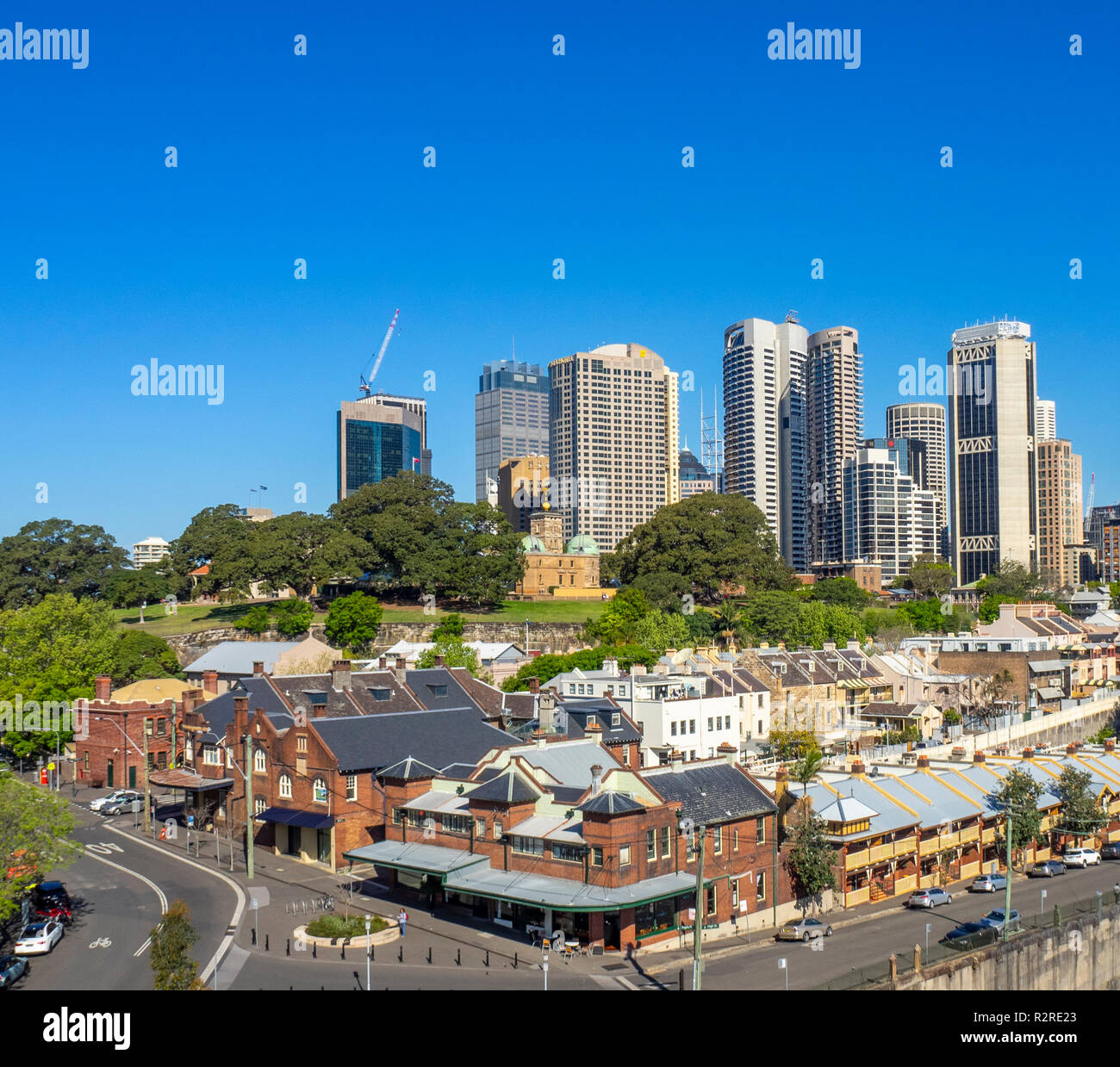 Primo piano Argyle St e High St, piano medio osservatorio di Sydney, sfondo Sydney CBD skyline, NSW Australia. Foto Stock