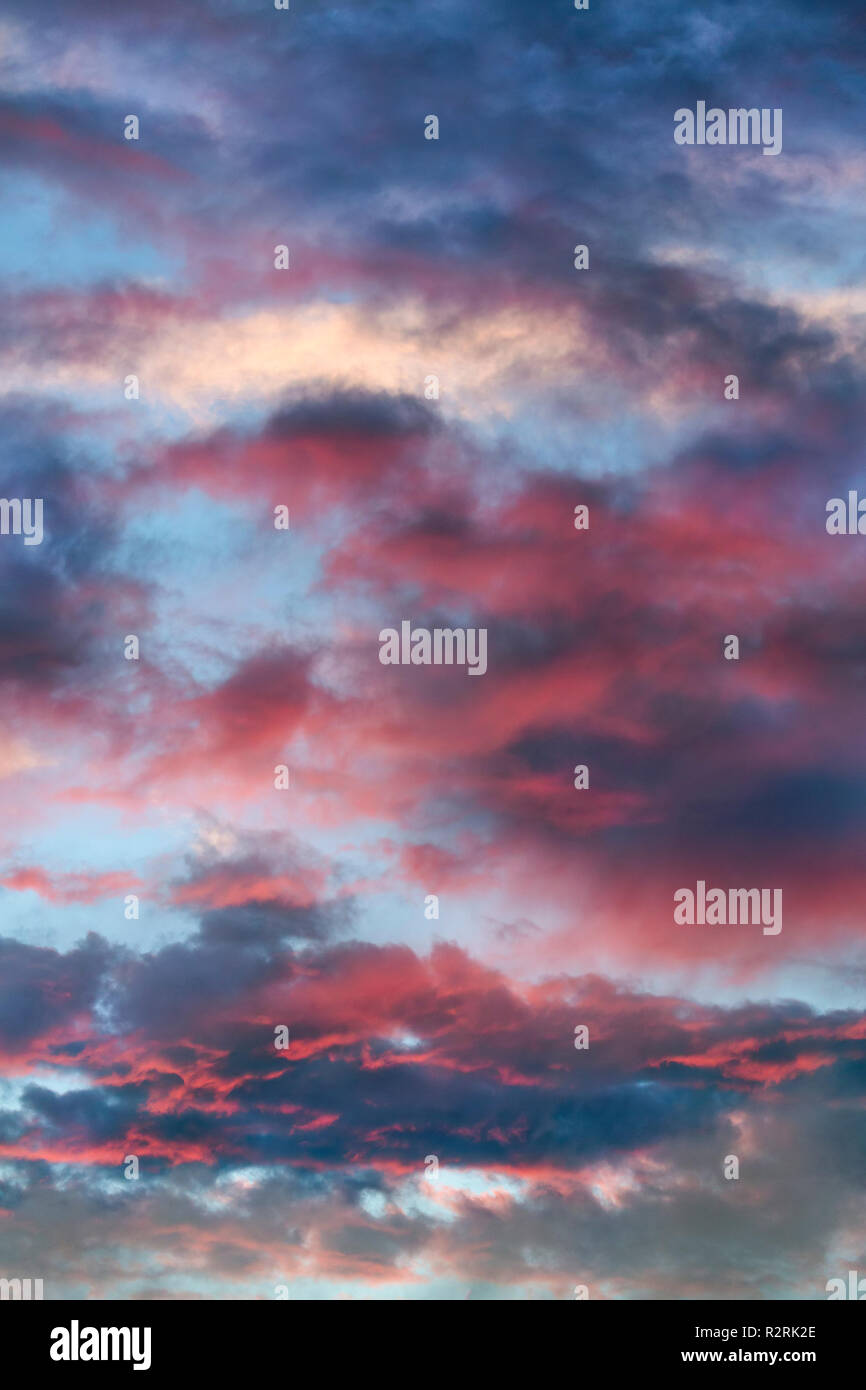 Le nuvole colorate chiare per rivelare un cielo blu di sunrise. Foto Stock