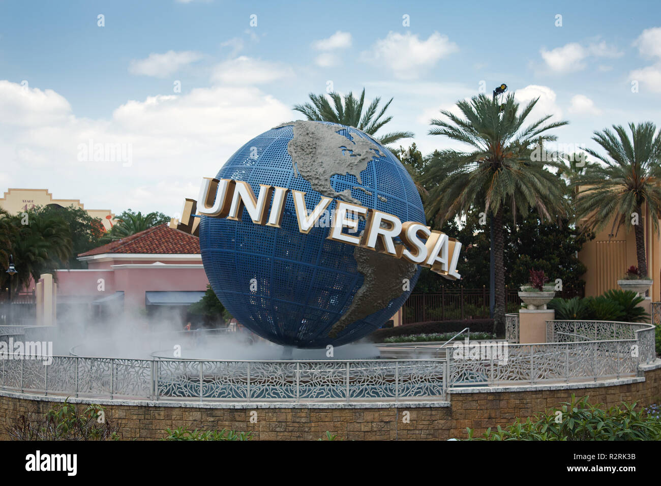 ORLANDO, FLORIDA, Stati Uniti d'America - 9 giugno 2010: Il grande rotante logo universale globe su Universal Studios è uno di Orlando i famosi parchi a tema. Foto Stock