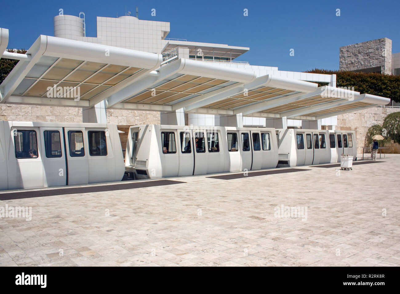 LOS ANGELES, Stati Uniti d'America - 4 giugno 2009: monorotaia in ingresso il Getty Museum di Los Angeles California USA è stato progettato dall'architetto Richard Meier in Foto Stock