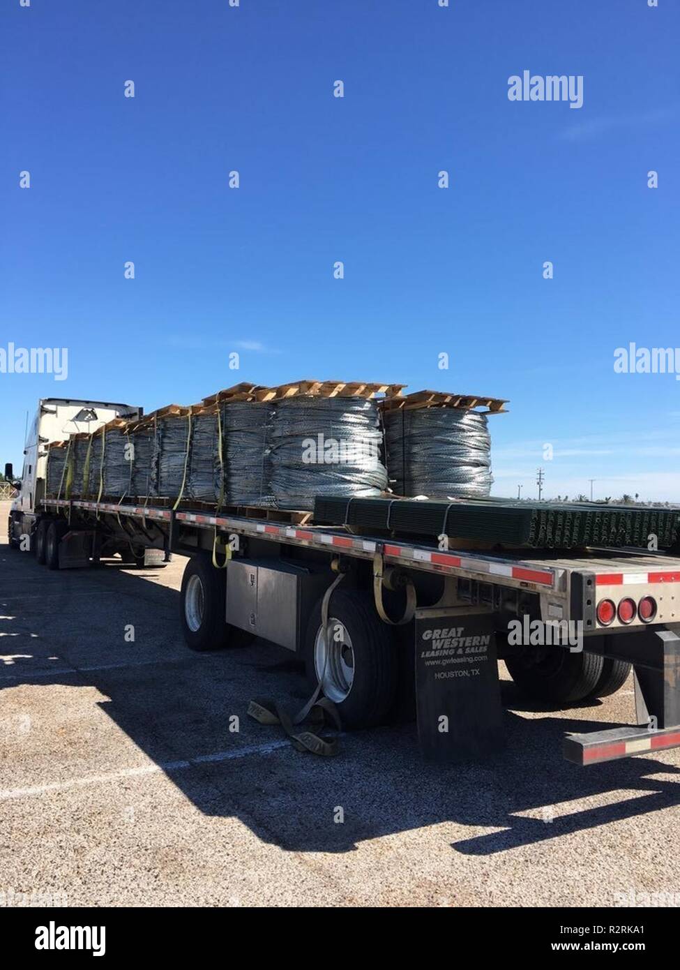 Costantino filo è pallettizzati e caricati per il trasporto sicuro di distribuzione DLA Corpus Christi, Texas nov. 4 a sostegno del funzionamento fedeli Patriot. (DOD Foto Stock