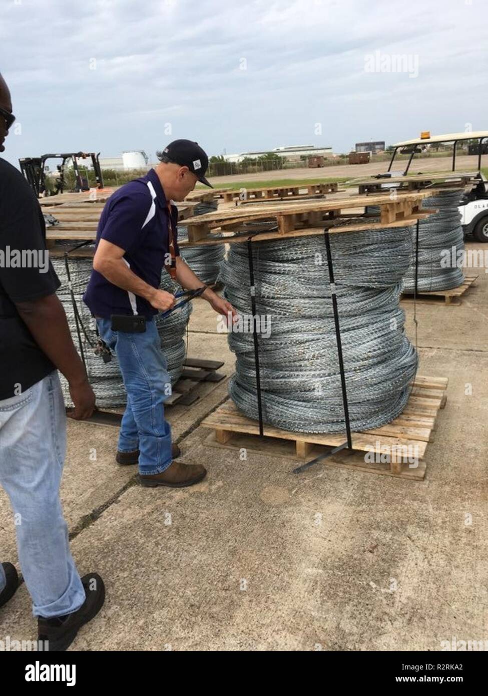 Costantino filo è pallettizzato per il caricamento e il trasporto nov. 4 a distribuzione DLA Corpus Christi, Texas a sostegno del funzionamento fedeli Patriot (DOD Foto Stock