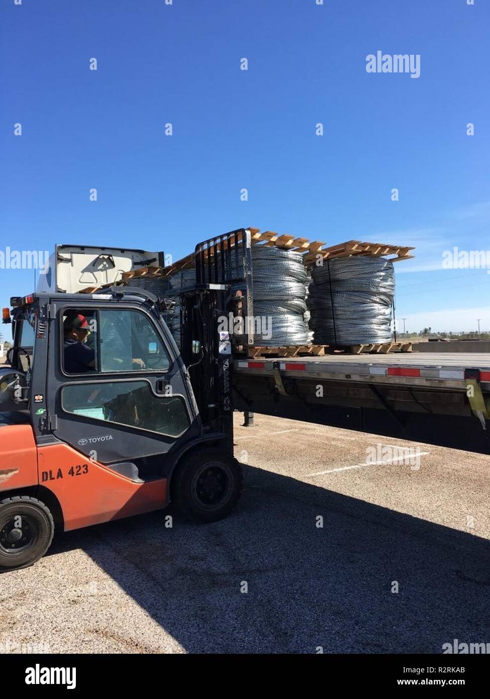 Costantino il filo viene caricato per il trasporto sicuro nov. 4 a distribuzione DLA Corpus Christi, Texas a sostegno del funzionamento fedeli Patriot (DoD Foto Stock