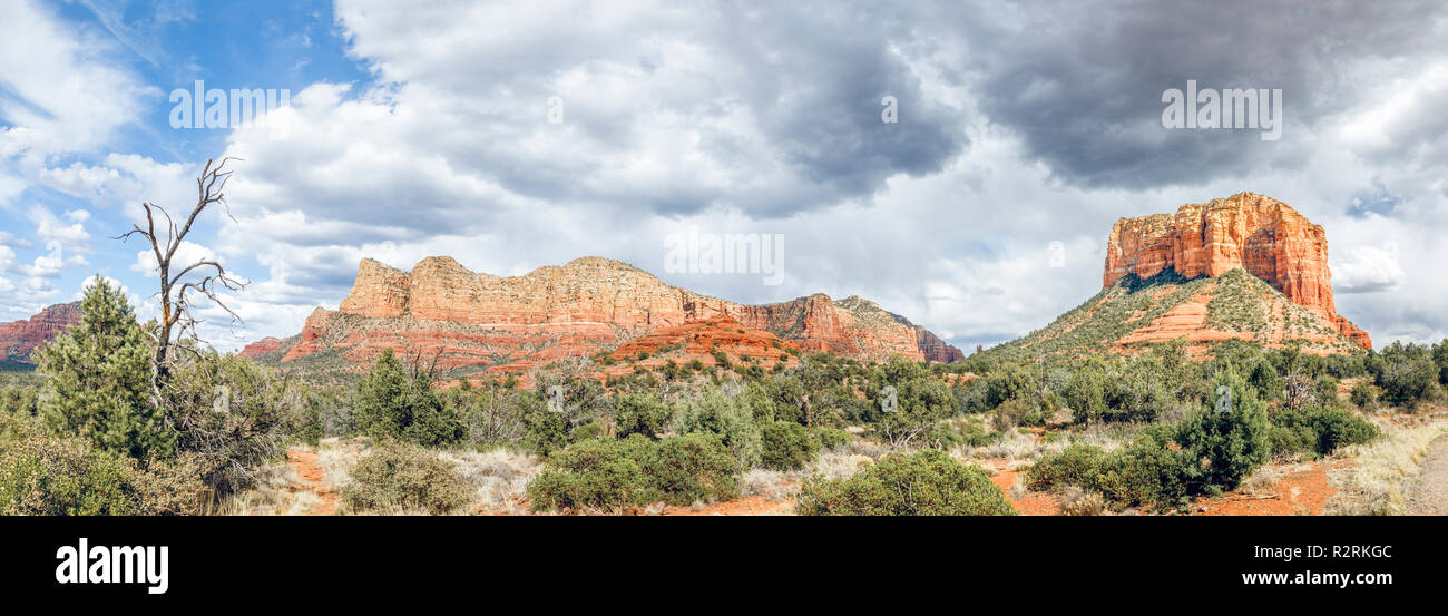 Formazioni di roccia vicino a Sedona, in Arizona. Visto qui, sotto un cielo nuvoloso, Gibilterra, Baby Bell, Lee Mountain e Courthouse Butte. Foto Stock
