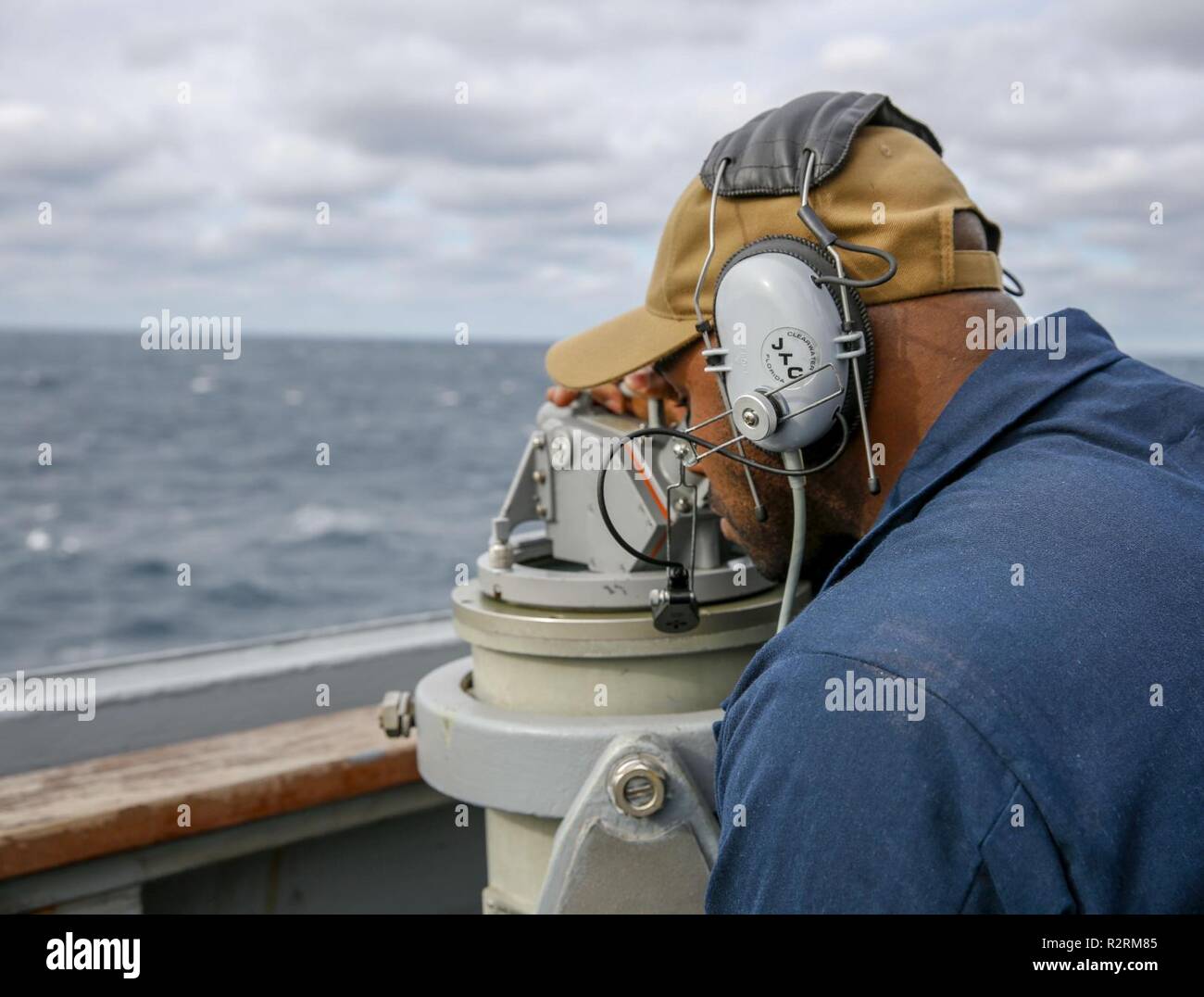 Master in corrispondenza di bracci primo classe Domenico fuorilegge prende una linea del cuscinetto a un contatto sul ponte del guidato-missile destroyer USS Nitze (DDG 94). USS Abraham Lincoln (CVN 72) il vettore Strike gruppo (CSG) cruiser-destroyer (i petroli grezzi) unità sono il completamento della prima costa Est superficie di petroli grezzi Warfare Advanced Tactical Training (SWATT) esercizio. SWATT è guidato dalla superficie navale e il mio combattimento Centro di sviluppo (SMWDC) ed è progettato per aumentare la competenza combattimento, letalità, e l'interoperabilità delle unità partecipanti. Foto Stock