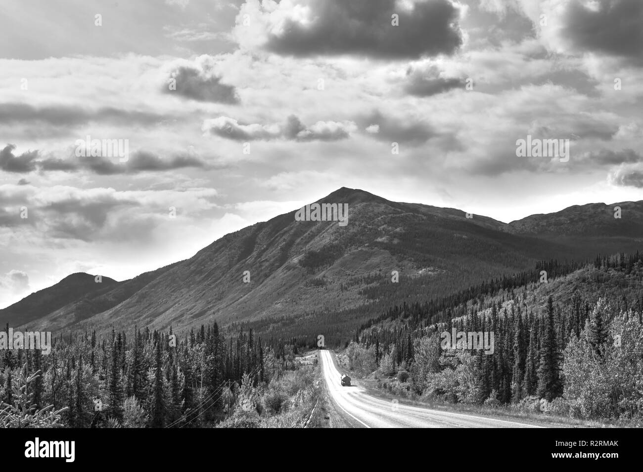 Una vista del Stewart-Cassiar Hwy nei pressi di Buona Speranza Lago in British Columbia, Canada Foto Stock