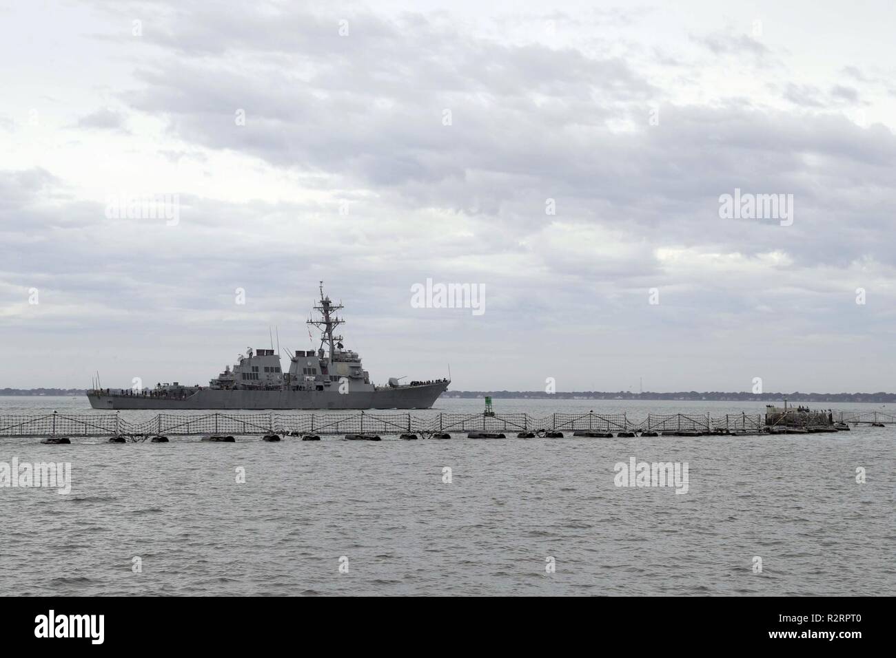 Il guidato-missile destroyer USS Gonzalez (DDG 66) si diparte Naval Station Norfolk. USS Abraham Lincoln (CVN 72) il vettore Strike gruppo (CSG) cruiser-destroyer (i petroli grezzi) unità sono il completamento della prima costa Est superficie di petroli grezzi Warfare Advanced Tactical Training (SWATT) esercizio. SWATT è guidato dalla superficie navale e il mio combattimento Centro di sviluppo (SMWDC) ed è progettato per aumentare la competenza combattimento, letalità, e l'interoperabilità delle unità partecipanti. Foto Stock