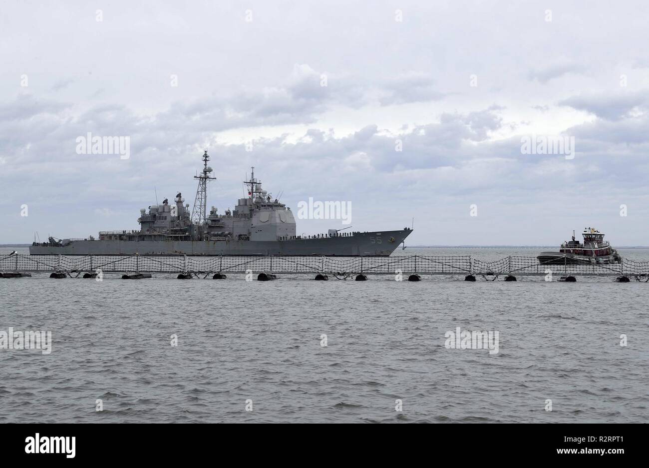 Il guidato-missili cruiser USS Leyte golfo (CG 55) si diparte Naval Station Norfolk. USS Abraham Lincoln (CVN 72) il vettore Strike gruppo (CSG) cruiser-destroyer (i petroli grezzi) unità sono il completamento della prima costa Est superficie di petroli grezzi Warfare Advanced Tactical Training (SWATT) esercizio. SWATT è guidato dalla superficie navale e il mio combattimento Centro di sviluppo (SMWDC) ed è progettato per aumentare la competenza combattimento, letalità, e l'interoperabilità delle unità partecipanti. Foto Stock