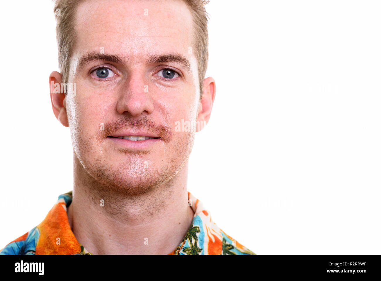 Close up di felice uomo sorridente indossando camicia hawaiana pronto Foto Stock