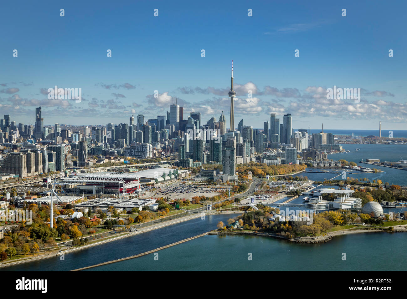 Una veduta aerea di Toronto Downtown con Ontario Place in primo piano. Sulla rotta di avvicinamento a Bill Vescovo Aeroporto dall'occidente. Foto Stock