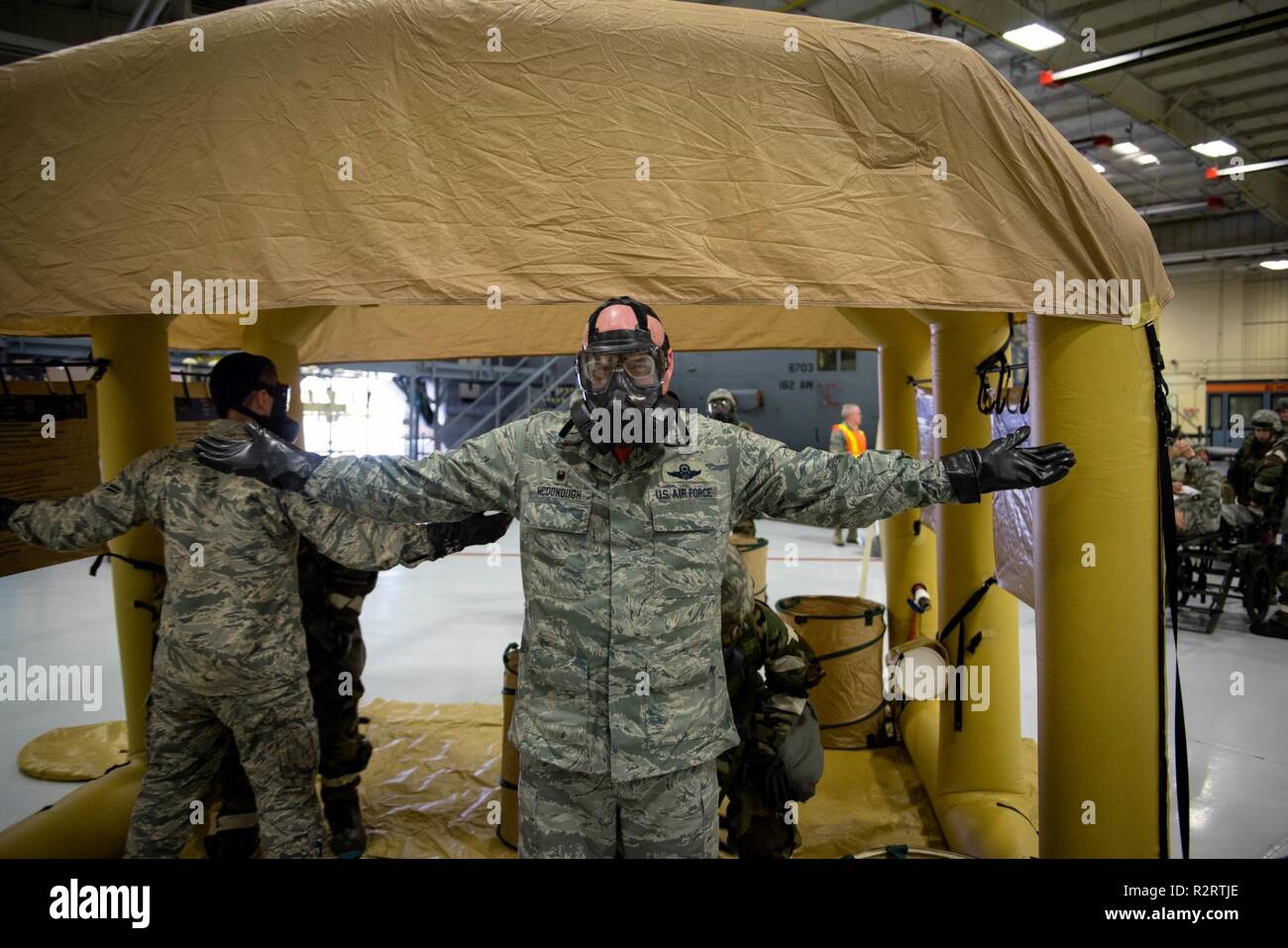 Stati Uniti Air Force Col. Daniel McDonough, il comandante del 182nd Airlift Wing, Illinois Air National Guard, completa le fasi finali di una contaminazione Area di controllo durante una piena disponibilità di spettro esercitare all'182nd Airlift Wing in Peoria, Illinois, nov. 3, 2018. A tutto spettro formazione Readiness prepara gli avieri per operare con successo prima, durante e dopo un attacco chimico. Foto Stock