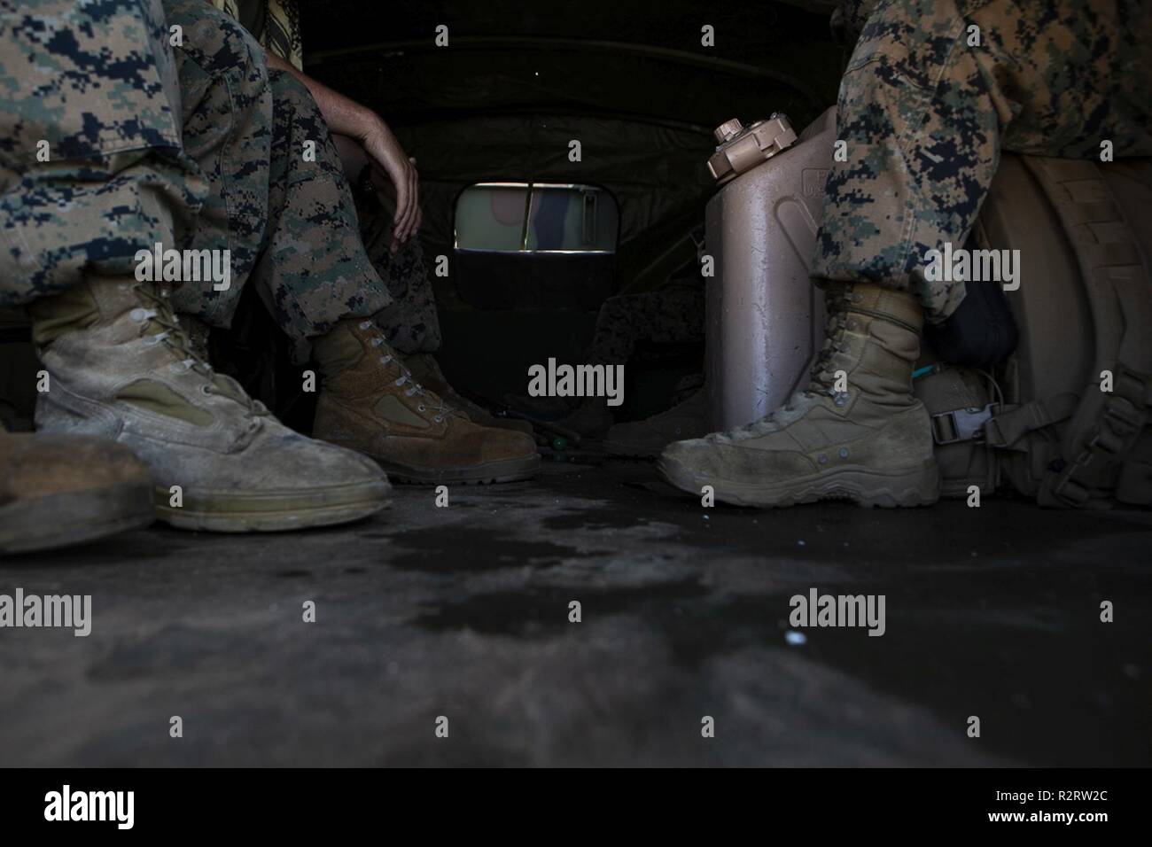 Marines con il combattimento il battaglione della logistica 31 sedersi nella parte posteriore di un 7-ton carrello dello scanner a superficie piana e offrendo al contempo U.S. Federal Emergency Management Agency-fornito rifugi di emergenza per i residenti di Tinian, Repubblica della Mariana Islands settentrionale, nov. 7, 2018. Marines e marinai con il trentunesimo Marine Expeditionary Unit e CLB-31 stanno aiutando gli enti locali e le autorità civili su Tinian per offrire FEMA rifugi per le famiglie colpite dal tifone Super Yutu, che ha colpito qui ott. 25 come la seconda più forte tempesta per sempre colpito suolo americano. Marines e marinai con il trentunesimo MEU e CLB-31 è arrivato su Tinian Ott. 2 Foto Stock