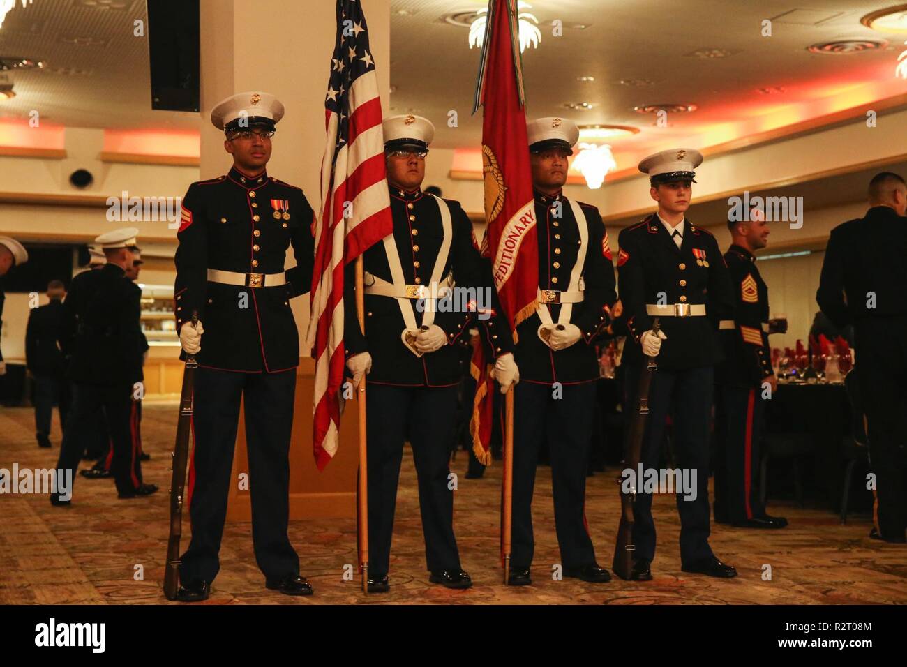 Il trentunesimo Marine Expeditionary Unit del colore in gabbie di guardia da durante il MEU's Marine Corps compleanno sfera, 8 novembre 2018, su Camp Hansen a Okinawa, Giappone. La sfera è stato tenuto nella celebrazione del Marine Corps' illustre 243 anni in America come la forza in preparazione. Foto Stock