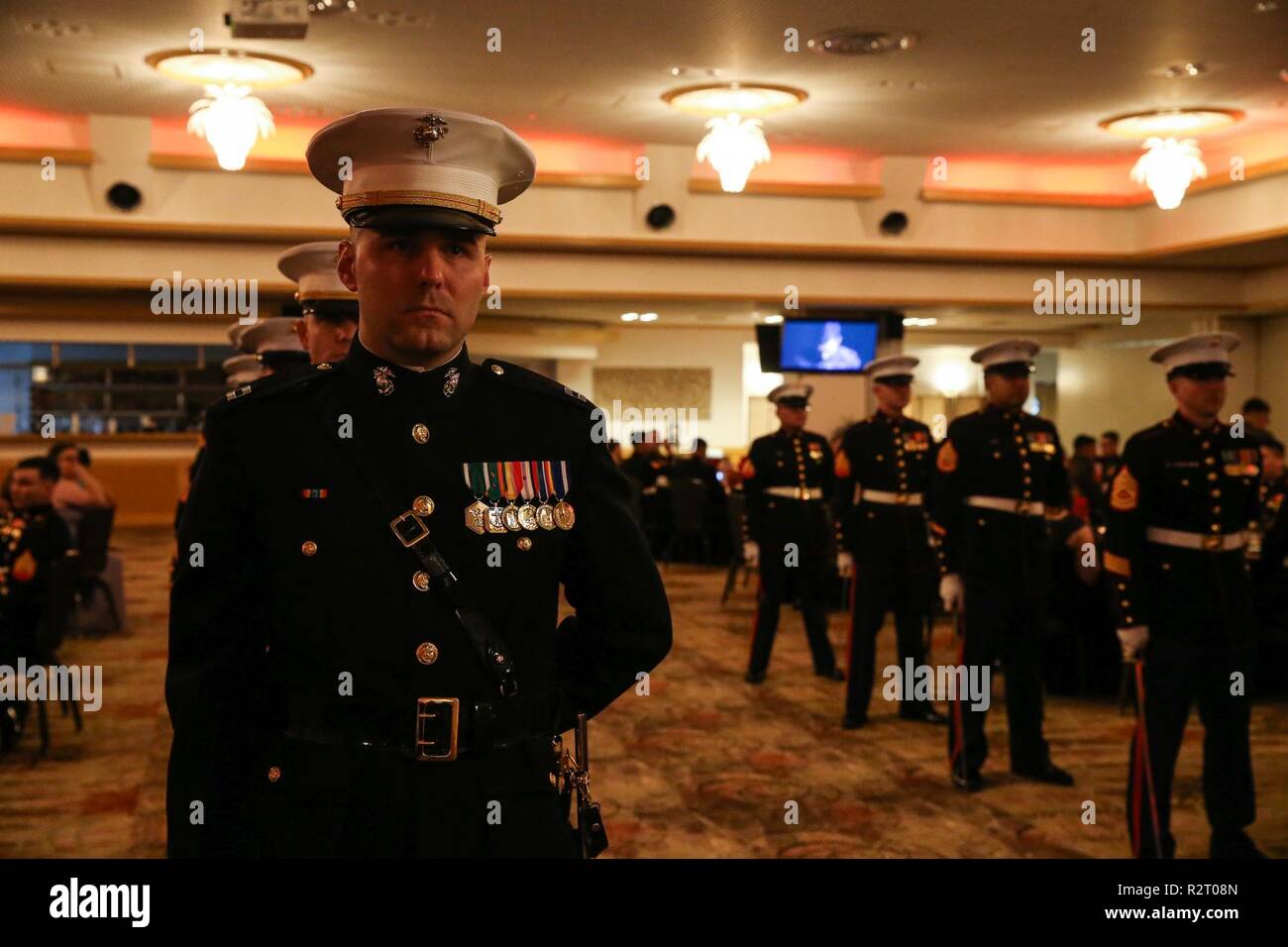 Marines con il trentunesimo Marine Expeditionary Unit in stand by prima della cerimonia durante la MEU's Marine Corps compleanno sfera, 8 novembre 2018, su Camp Hansen a Okinawa, Giappone. La sfera è stato tenuto nella celebrazione del Marine Corps' illustre 243 anni in America come la forza in preparazione. Foto Stock