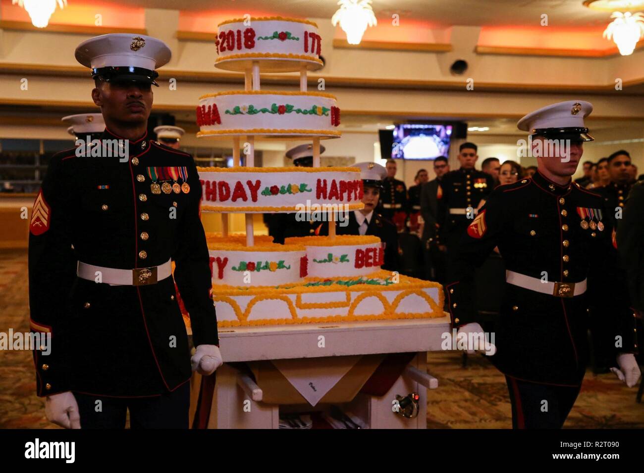 Marines con il trentunesimo Marine Expeditionary Unit escort il cerimoniale di torta durante il MEU's Marine Corps compleanno sfera, 8 novembre 2018, su Camp Hansen a Okinawa, Giappone. La sfera è stato tenuto nella celebrazione del Marine Corps' illustre 243 anni in America come la forza in preparazione. Foto Stock