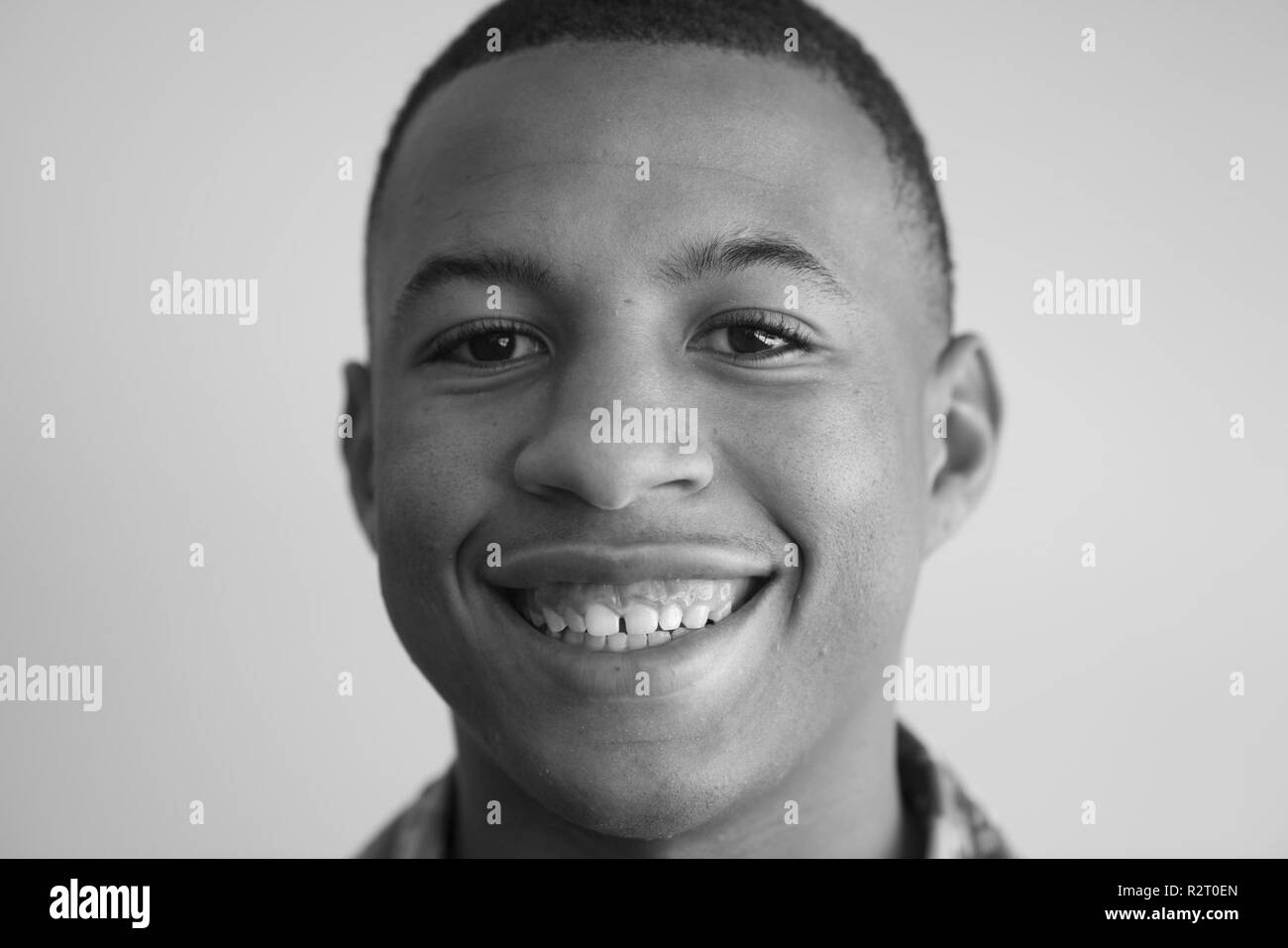 Airman 1. Classe Patrick Reynolds, 45th ala dello spazio personale admin, posa per una foto durante un giorno di veterani intervista su nov. 7, 2018 a Patrick Air Force Base, Fla. sebbene Reynolds è stata solo nella Air Force per un breve periodo di tempo, dice che la sua esperienza preferita come un veterano è stato in grado di volare in un elicottero a testimoniare il lancio di un razzo. Foto Stock