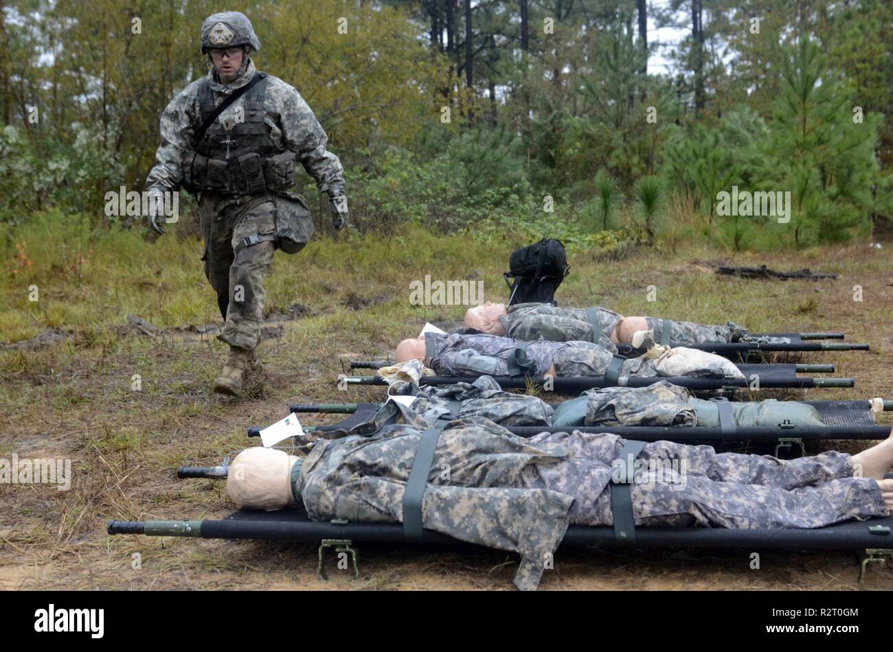 Stati Uniti Esercito 1Lt. Christopher Anderson, assegnato al primo battaglione, 73rd reggimento di cavalleria, 2° Brigata Team di combattimento, ottantaduesima Airborne Division, verifica le cinghie di lettiera sono sicure sul numero di vittime simulata prima di evacuazione durante l'esperto del campo Badge medica esame di qualificazione su Fort Bragg, North Carolina, nov. 5, 2018. Cinghie di lettiera sono le misure di sicurezza utilizzate per mantenere vittime stabile durante il trasporto. Foto Stock