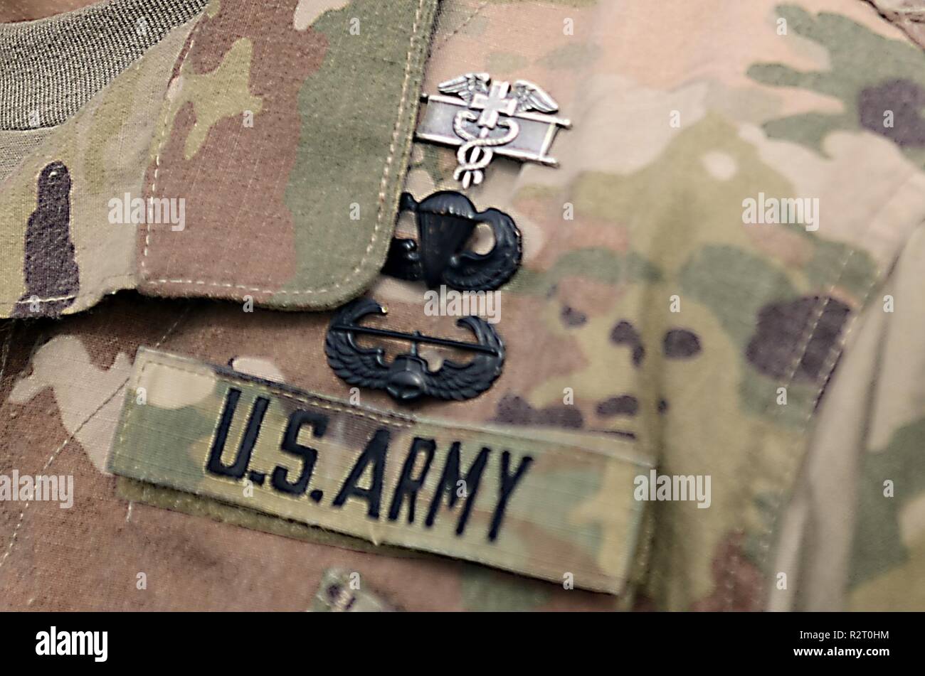 Un U.S. I soldati dell esercito guadagna l'esperto del campo Badge medico dopo aver completato impegnativi compiti di specialità durante cinque giorni di valutazioni sulla Fort Bragg, North Carolina, nov. 8, 2018. Solo 73 candidati di 269 guadagnato il EFMB. Il logo distingue le sue indossatrici come esperti in campo militare professione medica. Foto Stock