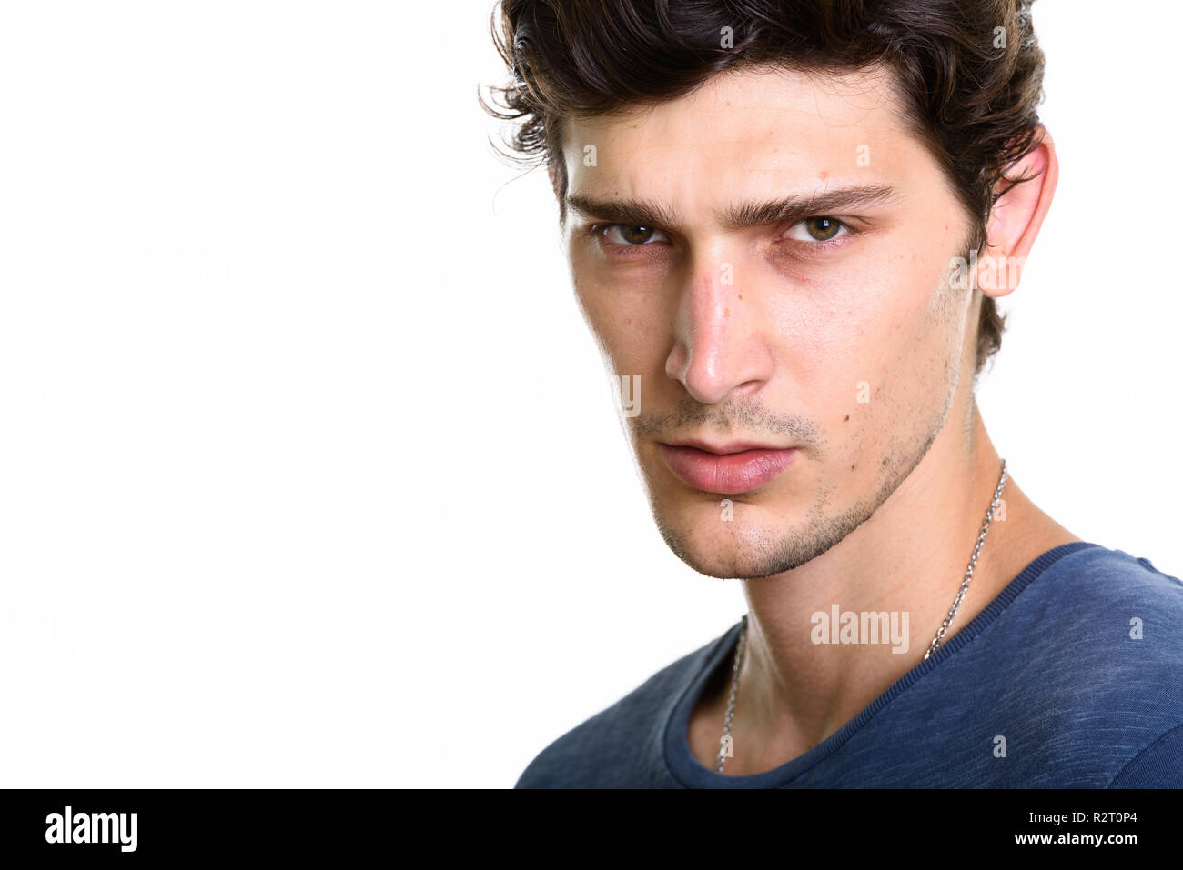 Chiusura del giovane uomo bello cercando arrabbiato Foto Stock