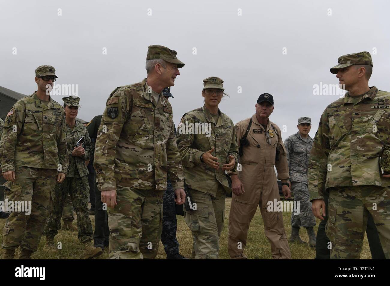 Stati Uniti Terrence generale J. O' Shaughnessy, comandante della North American Aerospace Defense Command e del Comando Settentrionale degli Stati Uniti, visite Camp Donna nov. 9, 2018, vicino Donna-Rio Bravo ponte internazionale, Texas. U.S Northern Command è fornire supporto militare per il Dipartimento della Sicurezza Interna degli Stati Uniti e Delle dogane e della protezione delle frontiere a fissare il confine meridionale degli Stati Uniti. Foto Stock