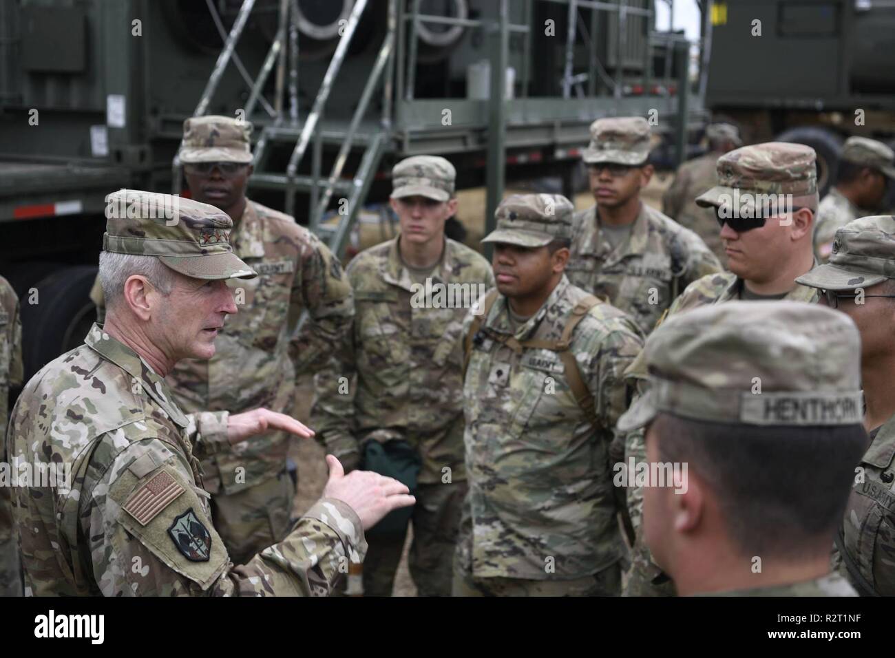 Stati Uniti Terrence generale J. O' Shaughnessy, comandante della North American Aerospace Defense Command e del Comando Settentrionale degli Stati Uniti, parla ai soldati a Camp Donna nov. 9, 2018, vicino Donna-Rio Bravo ponte internazionale, Texas. U.S Northern Command è fornire supporto militare per il Dipartimento della Sicurezza Interna degli Stati Uniti e Delle dogane e della protezione delle frontiere a fissare il confine meridionale degli Stati Uniti. Foto Stock