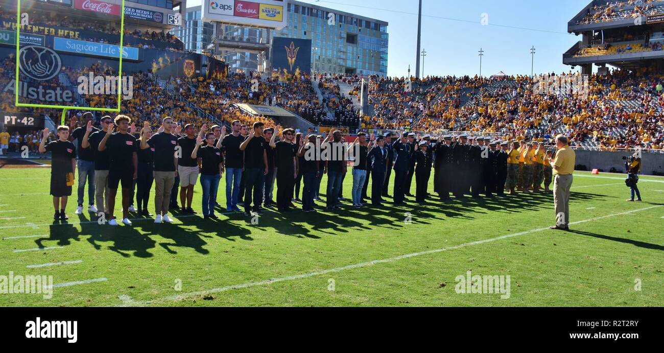 Futuro servicemembers militare dell'esercito, Marines, l'Aeronautica e la marina militare, partecipare in joint-service messa giuramento di arruolamento cerimonia, durante il tempo di dimezzamento della Arizona State University omaggio al collegio di servizio partita di calcio tra ASU e la University of California di Los Angeles, nov. 10, Sun Devil Stadium, Tempe, Arizona. Foto Stock